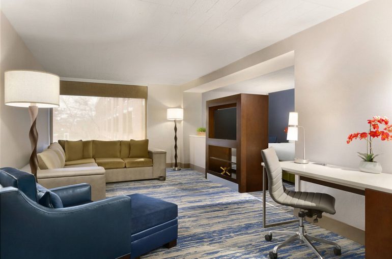 html Delta Hotels by Marriott Detroit Metro Airport Guest Suite